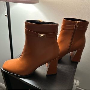 Miss Lola Boots; Size: 8